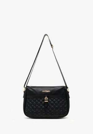 Borsa nera con texture trapuntata, materiale in similpelle, dettagli in ottone dorato, tracolla regolabile e chiusura sul davanti.