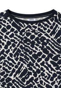 Marineblauw en wit gestreept bovenstuk met een abstract ontwerp en onregelmatige vormen, vervaardigd van zacht materiaal, met een klassieke ronde hals.