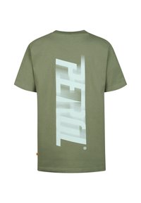 Olivengrøn bomuld t-shirt med et stort, lodret grafiktekstdesign i lys mynte på ryggen og en standard rund halsudskæring.