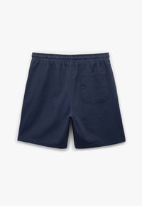 Shorts informales de color azul marino con cinturilla elástica y un bolsillo trasero, exhibidos planos sobre un fondo blanco.