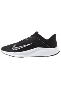 Zwarte sportieve schoenen met een gestructureerde mesh bovenkant, wit swoosh-logo en een gewatteerde witte middenzool. Heeft een slank, minimalistisch ontwerp.