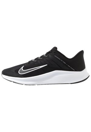 Zwarte sportieve schoenen met een gestructureerde mesh bovenkant, wit swoosh-logo en een gewatteerde witte middenzool. Heeft een slank, minimalistisch ontwerp.