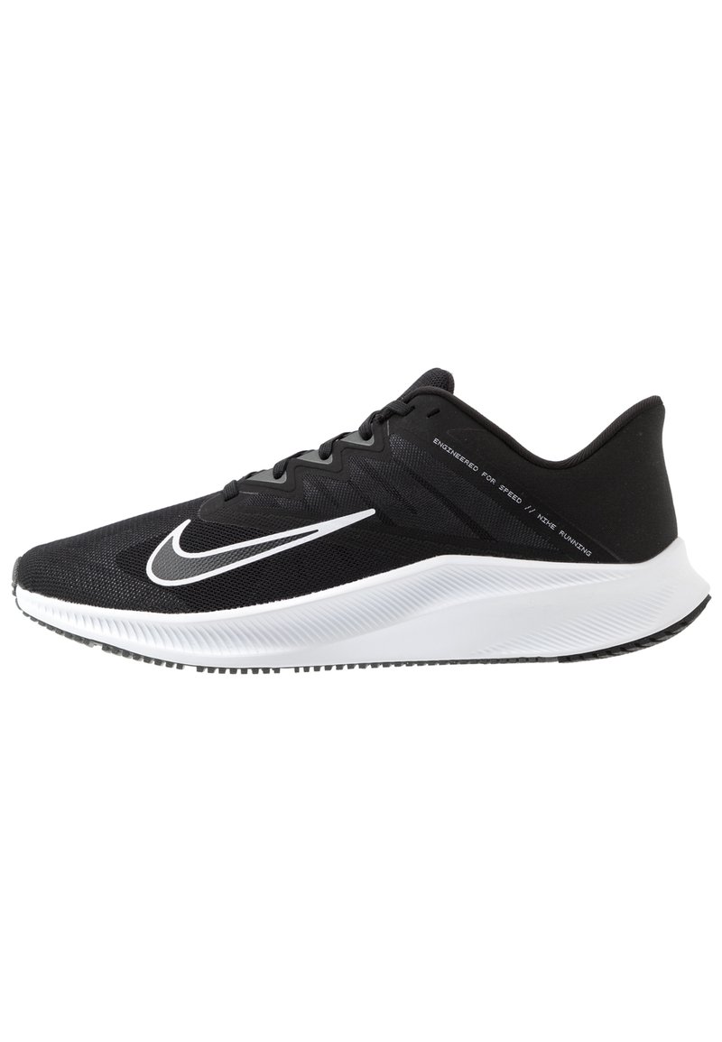Zwarte sportieve schoenen met een gestructureerde mesh bovenkant, wit swoosh-logo en een gewatteerde witte middenzool. Heeft een slank, minimalistisch ontwerp.