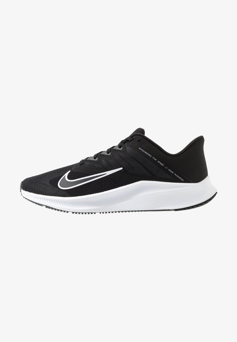 Zwarte sportieve schoenen met een gestructureerde mesh bovenkant, wit swoosh-logo en een gewatteerde witte middenzool. Heeft een slank, minimalistisch ontwerp.
