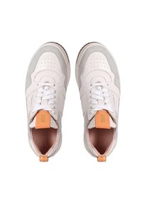 Sneakers bianchi e grigi con una tomaia texture, punta perforata, chiusura con lacci e accenti arancioni sul tallone e sulla linguetta.