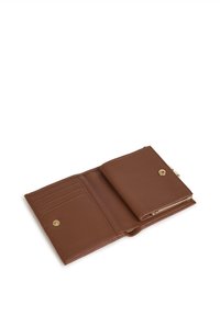 Portafoglio in pelle marrone con un design aperto, dotato di scomparti per carte, un vano per monete con zip e una chiusura a scatto dorata.