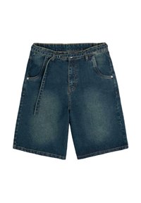 Shorts en denim bleu foncé avec un motif délavé, dotés d'une fermeture à bouton et à glissière, de passants de ceinture et de poches avant. Texture lisse.