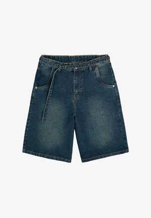 Shorts in denim di colore blu scuro con un motivo sbiadito, dotati di chiusura a bottone e zip, passanti per cintura e tasche frontali. Texture liscia.