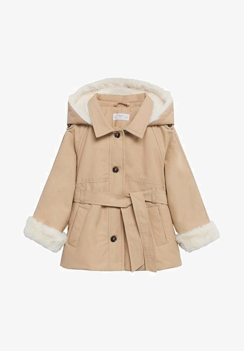 Giacca beige di lunghezza media con cappuccio e polsini foderati in morbida pelliccia bianca. Presenta una vita con cinghia, bottoni e due tasche laterali.