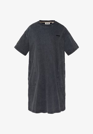 Dunkelgraues, oversized T-Shirt-Kleid mit kurzen Ärmeln, das über eine Fronttasche, sichtbare Nähte und eine abgenutzte Textur verfügt. Kombiniert mit schwarzen Kampfstiefeln.