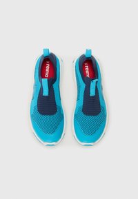 Blå slip-on sko med et teksturert mesh-overdel, accentuert av en mørkeblå hæl og elastisk bånd, med en hvit såle og rød indre fôr.