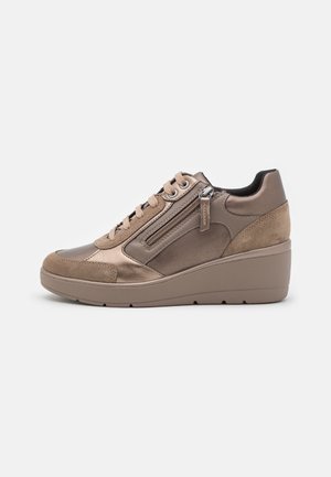 Scarpe da donna in pelle marrone e suede con suola a zeppa, dotate di zip laterale, punta rotonda e design con lacci.