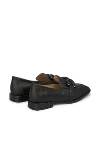 Mocassins en cuir noir avec un design à bout pointu, dotés d'une large sangle avec quincaillerie décorative et d'un petit talon carré.