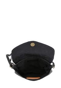 Schwarze Stofftasche mit Lederelementen, mit einer strukturierten Form, magnetischer Druckknopfverschluss und einem leeren Innenraum.