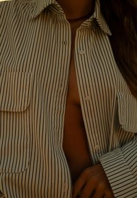Gestreepte button-up shirt in roomkleur met donkere strepen, met een borstzak, een zachte textuur en een ontspannen pasvorm.