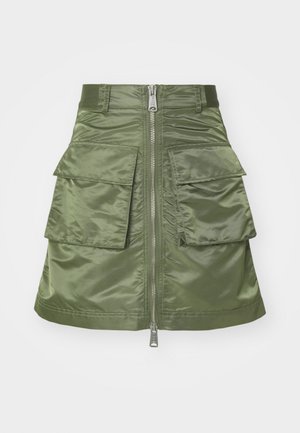Sukňa olivovej zelenej farby vyrobená z saténu, s predným zipsom, dvoma veľkými prednými vreckami a elastickým pásom. Hladká textúra a rovný strih.