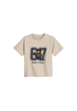 Beige T-shirt met korte mouwen met nummer 67, een teddybeer die een groene trui en pet draagt, en de tekst "Marc O'Polo" op de voorkant.