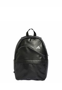 Černý batoh Adidas s přední kapsou na zip, horním madlem a bílým logem Adidas na horní přední části.