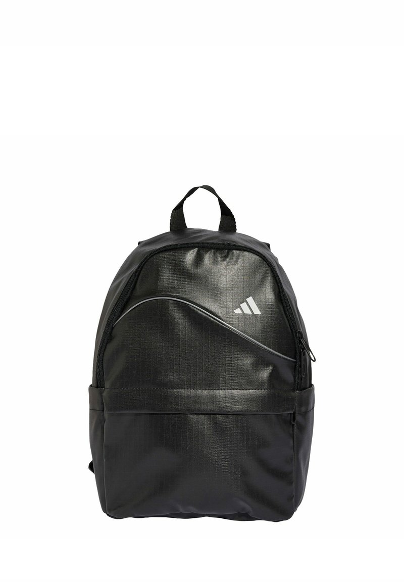 Černý batoh Adidas s přední kapsou na zip, horním madlem a bílým logem Adidas na horní přední části.