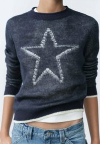 Marineblauwe gebreide trui met een wit sterpatroon aan de voorkant, geribbelde manchetten en zoom, en een ontspannen pasvorm met een ronde hals.