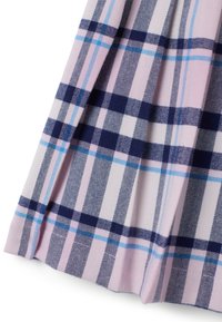 Falda de cuadro en tejido ligero. Presenta rayas alternas en navy, azul claro y rosa, con pliegues a lo largo del dobladillo y una textura suave.