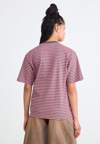 Carhartt WIP VERNER - Printtipaita - graphite/dusty rose