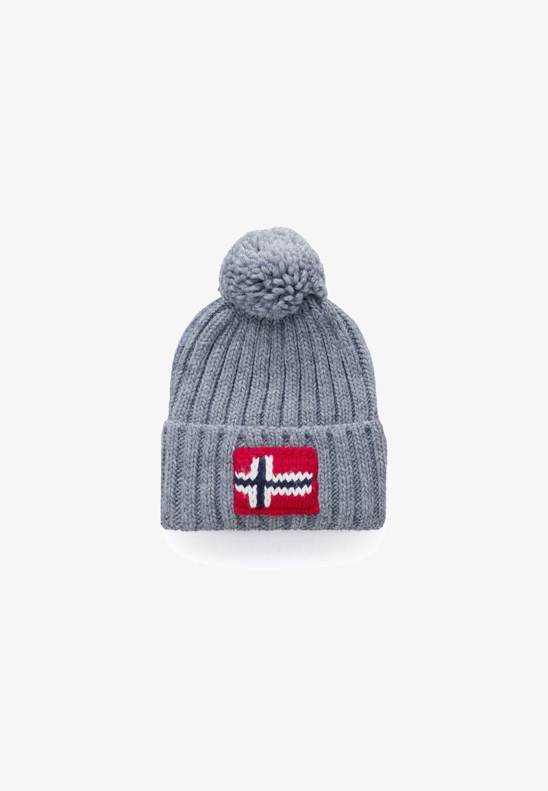 Grijze gebreide wintermuts met pompon en omgeslagen boord met een rood patch met het ontwerp van de Noorse vlag.