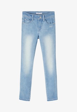 Jean slim bleu clair avec poches avant, passants de ceinture, fermeture par boutons et détails délavés sur les cuisses.