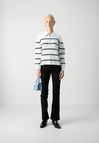 Hollister Co. HALF ZIP - Džemperis - cloud dancer/navy
