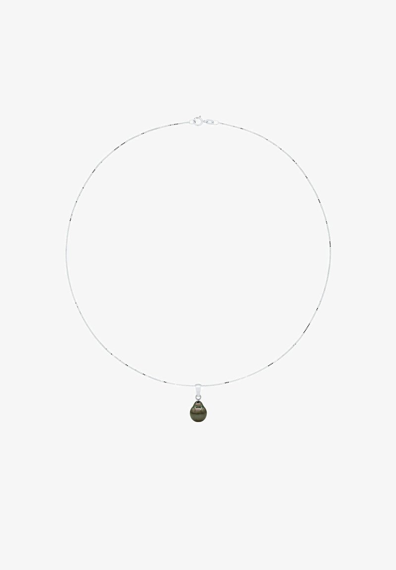 Zilveren ketting met een fijne schakel en een druppelvormige hanger in een donkere tint, met een gladde textuur en een minimalistisch ontwerp.