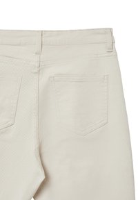 Pantaloni in denim beige con una texture liscia, dotati di due tasche posteriori e dettagli di cucitura sottili. La vita è non elastica.