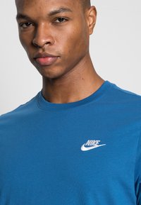 Nike Sportswear CLUB TEE - T-shirt básica - marina blue