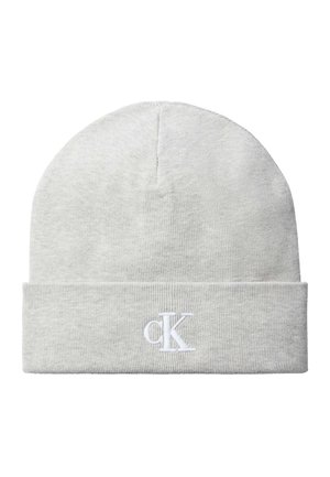 Bonnet tricoté gris clair avec revers plié avec un logo "cK" brodé en blanc au centre devant.
