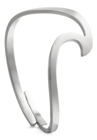 Anello in metallo argentato con un design aperto e linee curve, che mostra uno stile minimalista e una superficie riflettente.