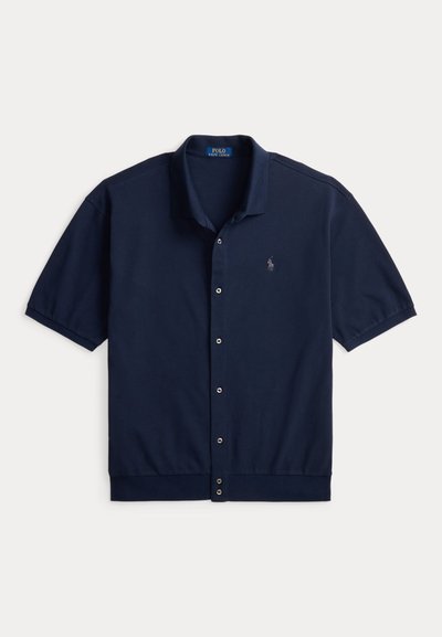 Πουκάμισο Polo Ralph Lauren σε ναυτικό μπλε με κοντά μανίκια, κουμπιά, γιακά και μικρό κεντητό λογότυπο στο αριστερό στήθος.