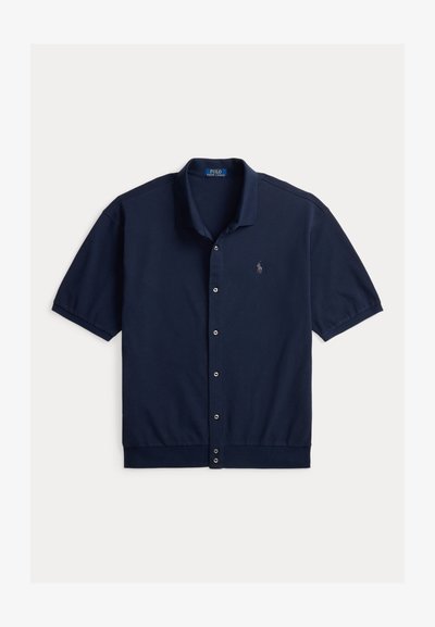 Πουκάμισο Polo Ralph Lauren σε ναυτικό μπλε με κοντά μανίκια, κουμπιά, γιακά και μικρό κεντητό λογότυπο στο αριστερό στήθος.