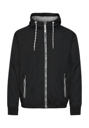 Zwarte windbreaker jas van lichtgewicht materiaal, voorzien van een capuchon, twee voorzakken met rits, elastische manchetten en contrasterende witte trekkoorden.