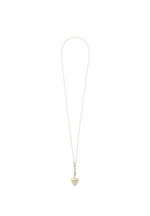 Gouden ketting met een kleine, kegelvormige crèmekleurige hanger in het midden, weergegeven op een effen witte achtergrond.