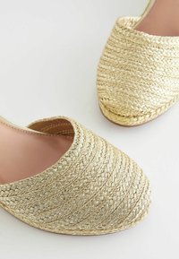 Next FOREVER COMFORT CLOSED TOE -REGULAR FIT - Kiilakorkoavokkaat - gold