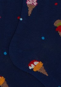 Calze blu navy con motivi giocosi di coni gelato in vari colori, tra cui rosa, rosso e verde, con pois blu distribuiti su tutta la superficie.