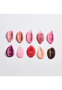 Dix échantillons de rouges à lèvres numérotés disposés en deux rangées sur un fond blanc, présentant des teintes de rose, rouge, pêche, violet et marron.