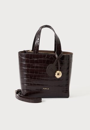Borsa a mano in pelle marrone scuro con motivo coccodrillo, doppio manico, tracolla staccabile, cerniera dorata e ciondolo rotondo dorato attaccato con etichetta in pelle.