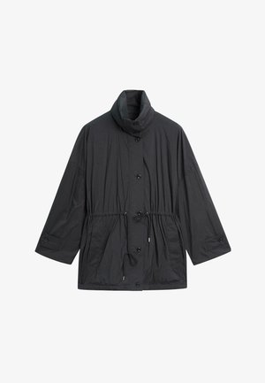 Giacca nera a maniche lunghe con collo alto, bottoni sulla parte anteriore, vita regolabile con coulisse e polsini con bottoni.