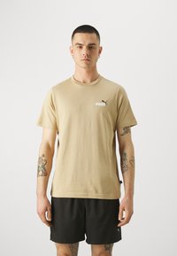 Puma - SMALL LOGO TEE - Jednoduché tričko - prairie tan Miniatura obrázku 1