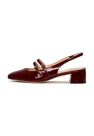 Bordeaux gepatineerde leren slingback schoen met een uitstekende neus, twee banden en kleine gespen, en een lage blockhak. Gladde textuur.