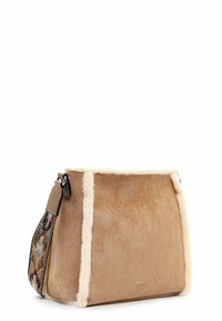 Borsa in suede beige con trim in pelliccia sintetica color crema, pannello laterale texturizzato e tracolla a motivo intrecciato. Presenta un fondo piatto e chiusura con zip.
