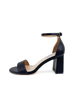 Sandal con tacco nero, dotata di una larga fascia sopra le dita e di un sottile cinturino alla caviglia. Presenta un tacco quadrato e una finitura in pelle liscia.