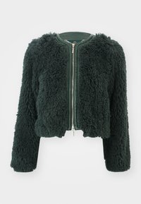 Groene, donzige nepbontjas met een cropped ontwerp, lange mouwen en een ritssluiting aan de voorkant. Het gestructureerde oppervlak voegt diepte en warmte toe.