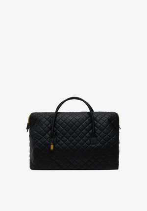 Fekete steppelt kézi táska, strukturált formával, sima bőrből készült, dupla fogantyúkkal és aranyszínű cipzárral a záráshoz.