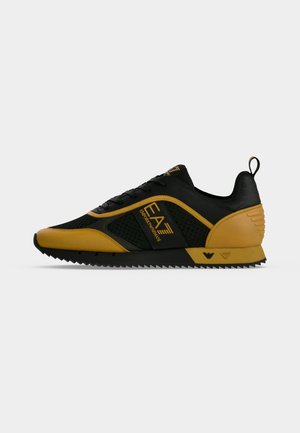 Μαύρο και μουσταρδί κίτρινο sneaker EA7 Emporio Armani με πάνελ από δίχτυ, κορδόνια στο μπροστινό μέρος και λαστιχένια σόλα με αυλακώσεις.